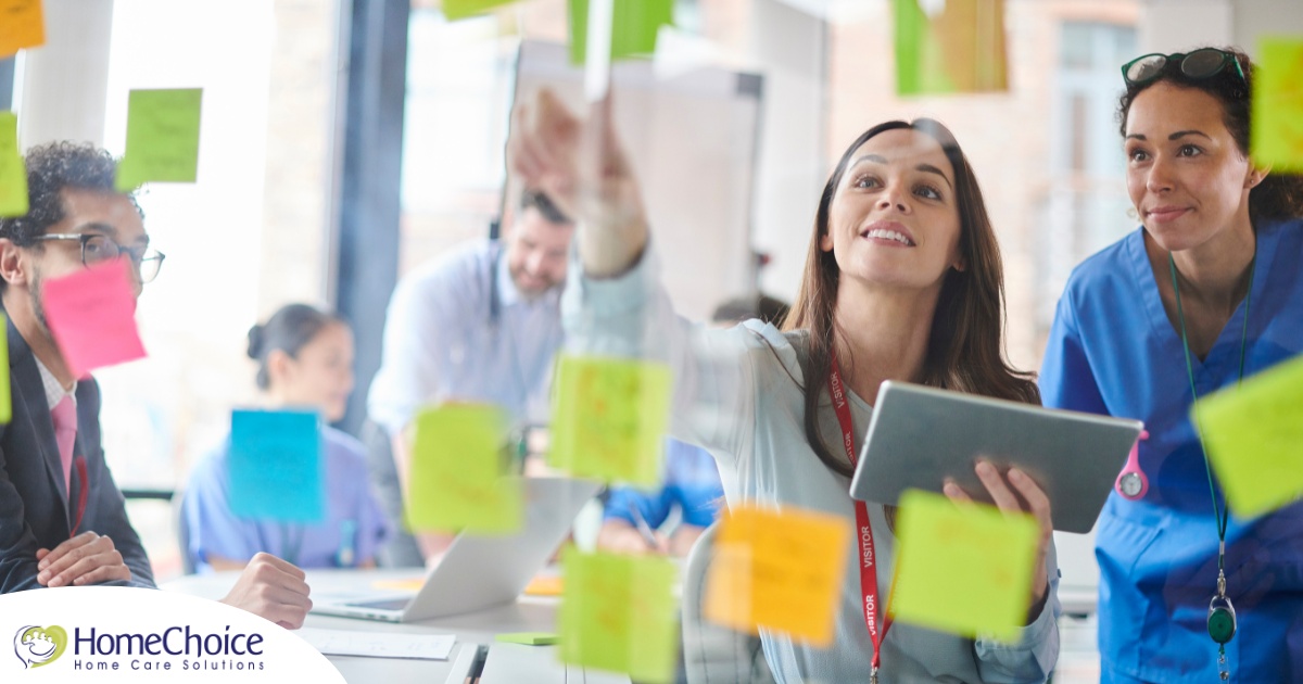 A teacher uses sticky notes as part of an innovative teaching method, representing methods that can help students apply caregiver training in a better way.